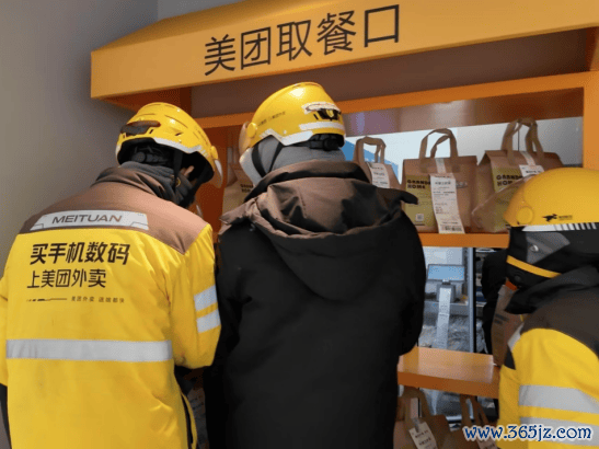 　▲骑手在外婆家“卫星店”取餐口取餐。（影相：张培松）